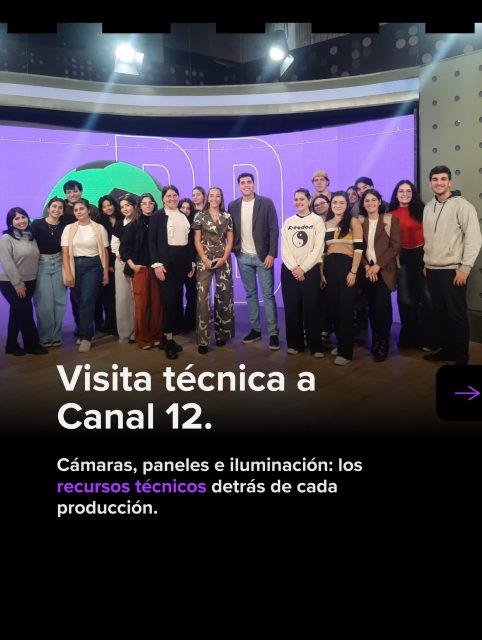 Los estudiantes de 3er año de Escenografía Aplicada vivieron una experiencia única: una visita técnica a Canal 12, donde pudieron conocer de cerca el funcionamiento de un estudio de televisión.
🎥 Iluminación, paneles, mobiliario, cámaras, guion y dinámicas de producción: todo lo que hace posible la escenografía televisiva, explicado en primera persona por quienes trabajan en ella.
Una oportunidad para acercar la teoría a la práctica y nutrir la segunda entrega de la materia con una experiencia real del medio.
#Escenografía #ISET #Canal12 #DecoradorProfesional
