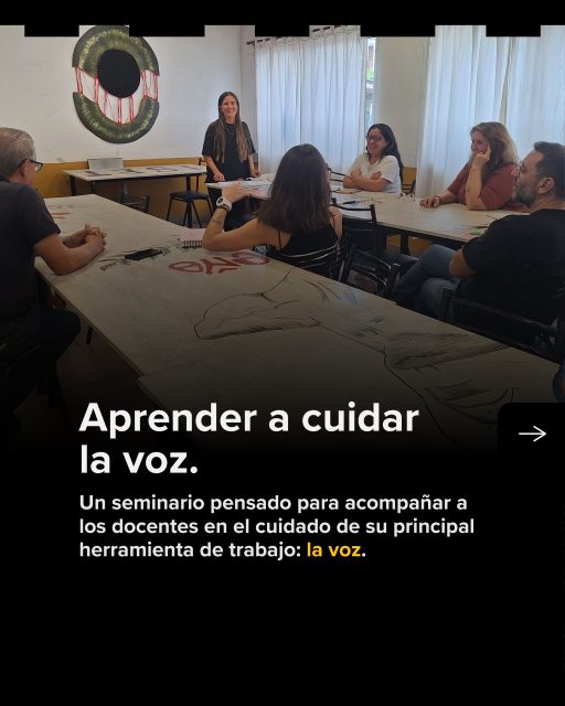 🎙️ Aprender a Cuidar la Voz” – Así fue la capacitación para docentes en el ISET
Con la Lic. en Fonoaudiología Carolina Pedroso llevamos a cabo el seminario “Aprender a Cuidar la Voz”, una propuesta pensada para acompañar a los docentes en el cuidado de su principal herramienta de trabajo: la voz.
🗓️ El recorrido incluye 3 encuentros.
1️⃣ Conociendo la voz – Repasamos anatomía y fisiología vocal, identificamos factores de riesgo propios de la tarea docente y trabajamos en hábitos de higiene vocal: hidratación, postura y respiración costo-diafragmática.
2️⃣ Técnica y práctica – Practicamos ejercicios de calentamiento y enfriamiento vocal, proyección sin forzar la voz y estrategias para mejorar la comunicación en el aula.
3️⃣ Plan personal y prevención – Reflexionamos sobre señales de alerta, armamos una rutina diaria de cuidado vocal y compartimos experiencias y dificultades reales entre los participantes.
✅ Un espacio de aprendizaje práctico, con dinámicas grupales, apoyo visual y mucho intercambio.
✅ Los participantes se llevaron material de consulta y certificado de asistencia.
Gracias a todos los docentes que se sumaron a esta iniciativa.
🔔 Seguinos para enterarte de las próximas propuestas de capacitación del ISET.
#CuidadoDeLaVoz #SaludVocal #Fonoaudiología #HigieneVocal #CapacitaciónDocente