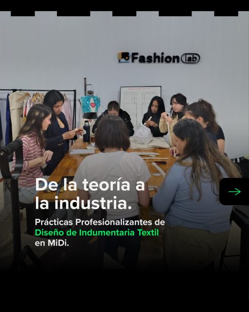 Las Prácticas Profesionalizantes son ese punto de inflexión donde el aula se conecta directamente con el mundo laboral.
Nuestros estudiantes de 3.º año de la carrera de Diseño de Indumentaria Textil del ISET vivieron una experiencia transformadora en las instalaciones de Misiones Diseña (MIDI) en el Parque Industrial y de la Innovación Posadas.
Durante 8 jornadas intensivas de trabajo, experimentaron el ritmo de la producción industrial real:
⚙️ Manejo de maquinaria industrial textil.
👥 Organización de taller y trabajo colaborativo en serie.
📐 Control de calidad, tiempos de producción y procesos eficientes.
🎯 El resultado: ¡Produjeron exitosamente 116 porta vestidos! Pero, más allá del número, el verdadero logro fue transformar la incertidumbre y los miedos del inicio en confianza, seguridad y criterio profesional.
Aprender haciendo, trabajar en equipo y prepararse para los desafíos del sector productivo es nuestro compromiso con la educación de calidad. 🎓💪
#DiseñoDeIndumentaria #ISET #MisionesDiseña #MIDI #PrácticasProfesionalizantes