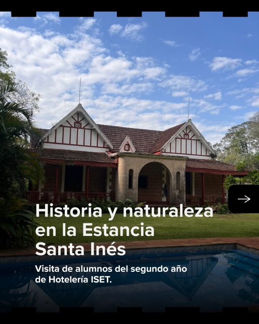 Los estudiantes de 2º año de Hotelería vivieron una jornada distinta: el aula se mudó a @estancia.santaines, un alojamiento con historia que hoy combina hospedaje, gastronomía y recreación.

Nos recibió Lucía Pagliari, encargada de la estancia, con una charla sobre los orígenes del lugar, su presente y todas las experiencias que ofrece hoy. Después llegó el recorrido: habitaciones, salas y objetos antiguos que cuentan su propia historia.
También hubo baño de selva 🍃, un paseo por las plantaciones de yerba y, al volver al jardín, una merienda que se hizo esperar: budines, tortas fritas, panes de campo y mermeladas, todo elaborado por el equipo del lugar.

Gracias a las profesoras Silvia Paredes y Tatiana Berent por organizar la salida, y a la profesora Natalia Romero por acompañarnos.

Aprender sobre el rubro de hotelería también es esto: mirar, preguntar, recorrer y sentir el oficio de primera mano. 🏡