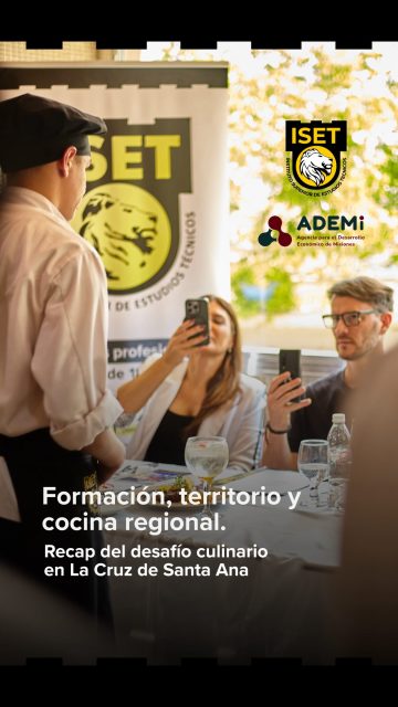 Cruz de Santa Ana, la Carrera de Chef del ISET compitió con sabores de Misiones 🔥🍽️
Estudiantes de 3.er año de la Carrera de Chef del ISET participaron de la Competencia Gastronómica “Cruz de Santa Ana”, organizada junto a ADEMI en Misiones.
Por equipos, pusieron a prueba todo lo aprendido en su formación y presentaron un menú completo de cocina internacional con productos regionales ante un jurado de chefs, referentes y empresarios del sector.
Fue una experiencia real de cocina profesional, con trabajo en equipo, creatividad y orgullo por los ingredientes misioneros, desde la yerba mate y la miel hasta los hongos y los frutos de la selva.
Gracias a @agencia.ademi a los productores y emprendedores que acompañaron, al jurado y a cada estudiante por cocinar con identidad propia. 👨🍳👩🍳
Gracias a @jlochner.ph por las hermosas fotos.
📲 Conocé la Carrera de Chef del ISET y formate en gastronomía en Misiones.
#ISET #FormaciónProfesional #CruzDeSantaAna #CocinaMisionera #GastronomíaMisiones