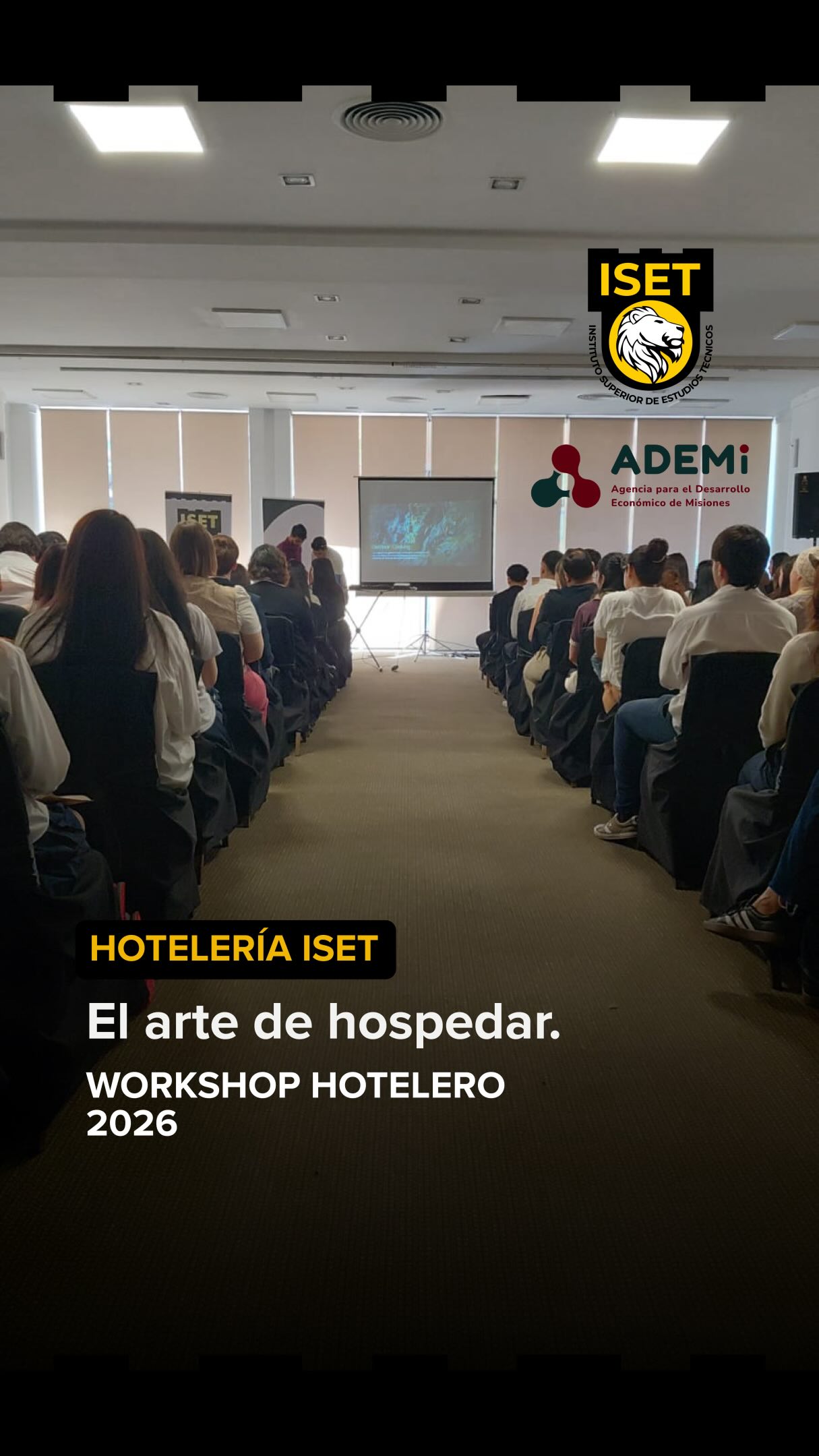 🏨✨ Workshop de Hotelería “El Arte de Hospedar”: cuando la teoría se vuelve práctica profesional
El viernes 2 de octubre, el Hotel Continental de Posadas fue el escenario de una jornada de aprendizaje, vinculación y mucho protagonismo estudiantil. El Workshop Hotelero, organizado por la carrera de Hotelería del ISET junto a @agencia.ademi, reunió a estudiantes, cámaras hoteleras y gastronómicas, profesionales y referentes del turismo de Misiones y de la región NEA.

🎤 Compartieron su mirada la Lic. Zita Vallejos, con un recorrido por la historia y los desafíos del turismo en el NEA, y Patricia Durán Vaca, referente del sector, con la disertación principal. También participó la Prof. Tatiana Berent, docente de Hotelería y Gastronomía del ISET.

💡 Los estudiantes fueron protagonistas:
🔹 2° año presentó su investigación sobre Internet de las Cosas (IoT) aplicada a la hotelería, con prototipos de “Habitaciones del Futuro”.
🔹 1° año vivió por primera vez un workshop profesional en primera persona.
🔹 3° año se hizo cargo de la logística, la acreditación, la recepción y la identidad visual del evento, con el acompañamiento de Diseño Gráfico y Relaciones Públicas.

En el ISET formamos profesionales de la hotelería que aprenden haciendo, conectados con el sector y con la región. 🌎
📍 Posadas, Misiones
📲 Seguinos para conocer más sobre nuestras carreras y propuestas de formación.

#ISET #FormaciónProfesional #AlumnosISET #WorkshopHotelero #ElArteDeHospedar