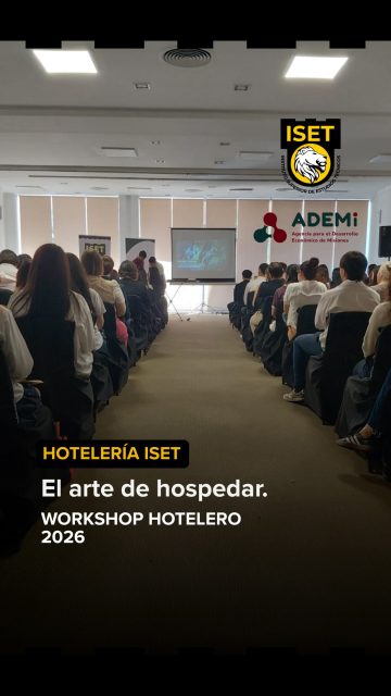 🏨✨ Workshop de Hotelería “El Arte de Hospedar”: cuando la teoría se vuelve práctica profesional
El viernes 2 de octubre, el Hotel Continental de Posadas fue el escenario de una jornada de aprendizaje, vinculación y mucho protagonismo estudiantil. El Workshop Hotelero, organizado por la carrera de Hotelería del ISET junto a @agencia.ademi, reunió a estudiantes, cámaras hoteleras y gastronómicas, profesionales y referentes del turismo de Misiones y de la región NEA.

🎤 Compartieron su mirada la Lic. Zita Vallejos, con un recorrido por la historia y los desafíos del turismo en el NEA, y Patricia Durán Vaca, referente del sector, con la disertación principal. También participó la Prof. Tatiana Berent, docente de Hotelería y Gastronomía del ISET.

💡 Los estudiantes fueron protagonistas:
🔹 2° año presentó su investigación sobre Internet de las Cosas (IoT) aplicada a la hotelería, con prototipos de “Habitaciones del Futuro”.
🔹 1° año vivió por primera vez un workshop profesional en primera persona.
🔹 3° año se hizo cargo de la logística, la acreditación, la recepción y la identidad visual del evento, con el acompañamiento de Diseño Gráfico y Relaciones Públicas.

En el ISET formamos profesionales de la hotelería que aprenden haciendo, conectados con el sector y con la región. 🌎
📍 Posadas, Misiones
📲 Seguinos para conocer más sobre nuestras carreras y propuestas de formación.

#ISET #FormaciónProfesional #AlumnosISET #WorkshopHotelero #ElArteDeHospedar