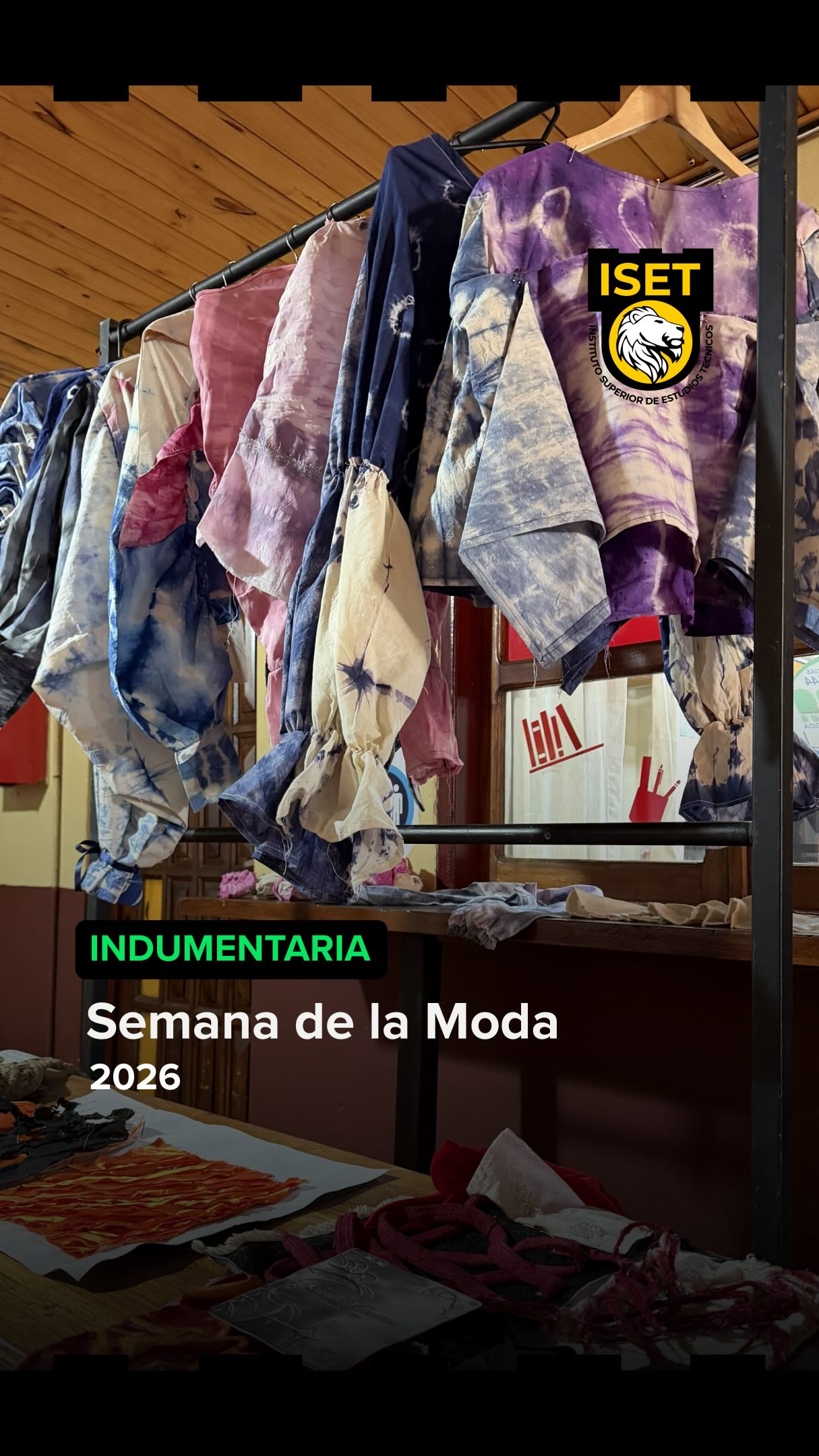 ✨🧵 ¡Así vivimos la Semana de la Moda en ISET!
Una semana donde la creatividad, el diseño y el aprendizaje fueron protagonistas 👗
Nuestros estudiantes de Diseño de Indumentaria compartieron sus producciones, procesos creativos y trabajos desarrollados durante la cursada, en un espacio de exposición que permitió mostrar todo el talento y la dedicación detrás de cada proyecto.
Además, disfrutamos de encuentros con profesionales del mundo de la moda:
🎤 Diana Muller Thies, egresada del ISET, compartió su trayectoria profesional, sus experiencias en la industria de la moda en Misiones y su participación en eventos vinculados a la Fashion Week.
🎨 Malena López brindó una charla sobre estampación, acercando nuevas técnicas y conocimientos a nuestros estudiantes.
Estas experiencias nos recuerdan que formarse en diseño también es experimentar, compartir ideas y descubrir nuevas oportunidades profesionales.
💛 En ISET impulsamos espacios que conectan la formación académica con el mundo real de la moda.
📣 ¡Inscripciones 2027 abiertas!
Conocé nuestra carrera de Diseño de Indumentaria y Textil, y empezá a diseñar tu futuro profesional.
#ISET #SemanaDeLaModa #DiseñoDeIndumentaria #FashionDesign #FormaciónProfesional